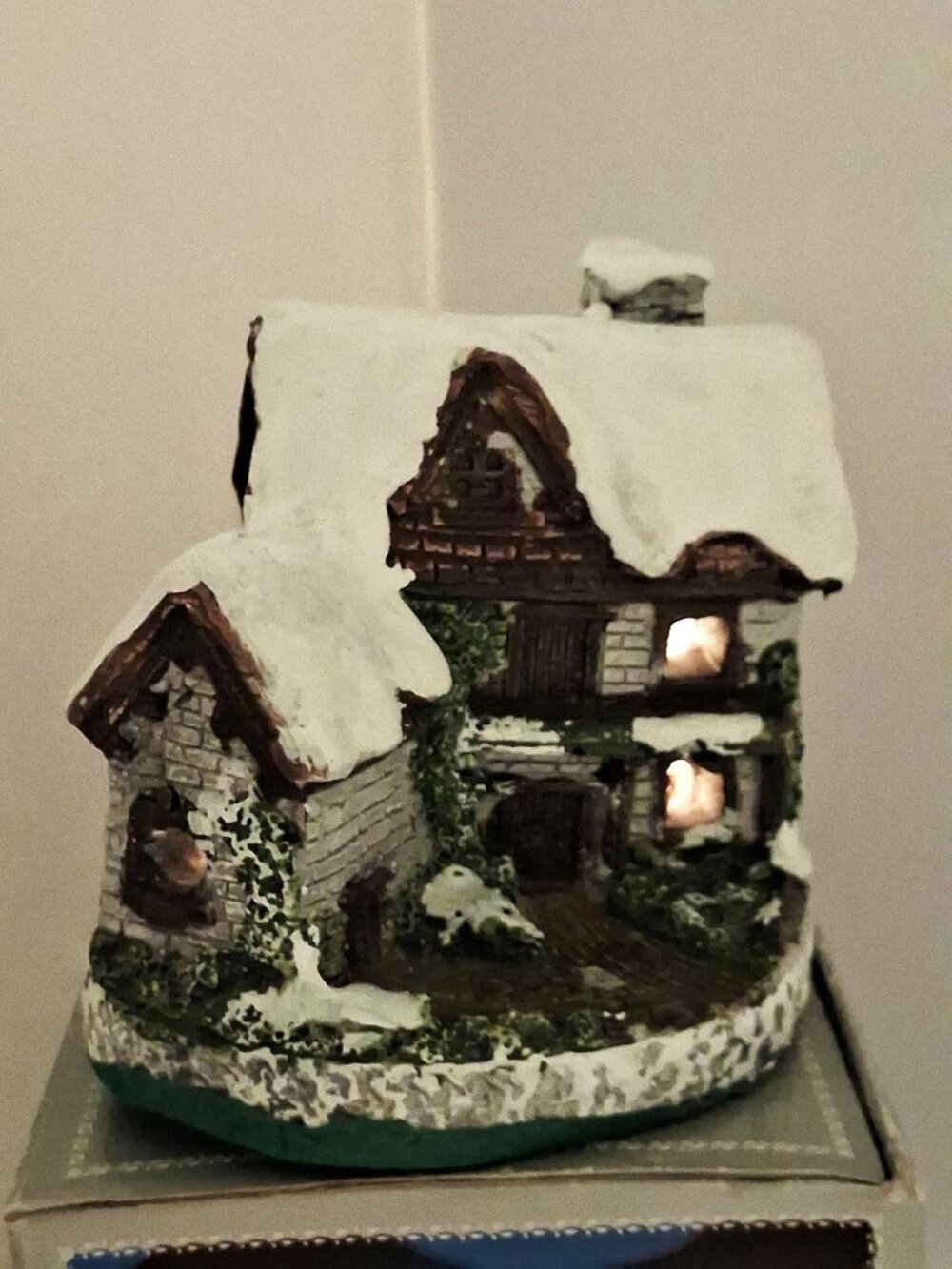VTG Cottage Charmers Lighted Resin Snow House Battery Christmas Village - Picture 2 of 13